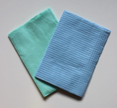 Podkład medyczny  serweta podfoliowana  33 cm x 45 cm składana A'100 szt